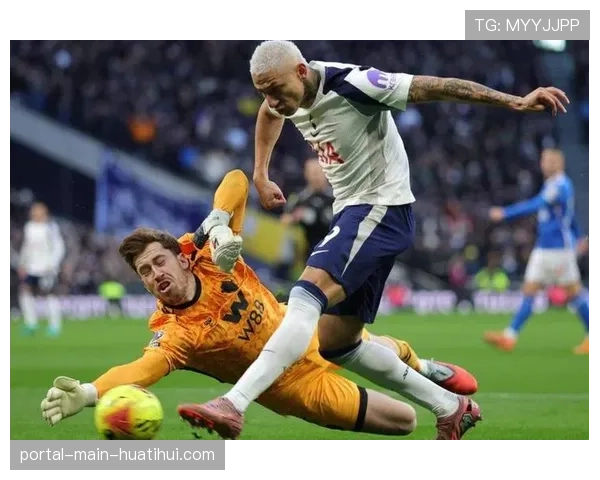 镜头故事：当值主裁向弗赖堡球员出示黄牌，因其战术犯规中断对手快攻